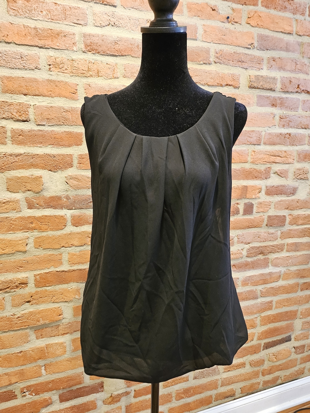 Francesca's Collections Black Pleated Scoop Neck Sleeveless Top